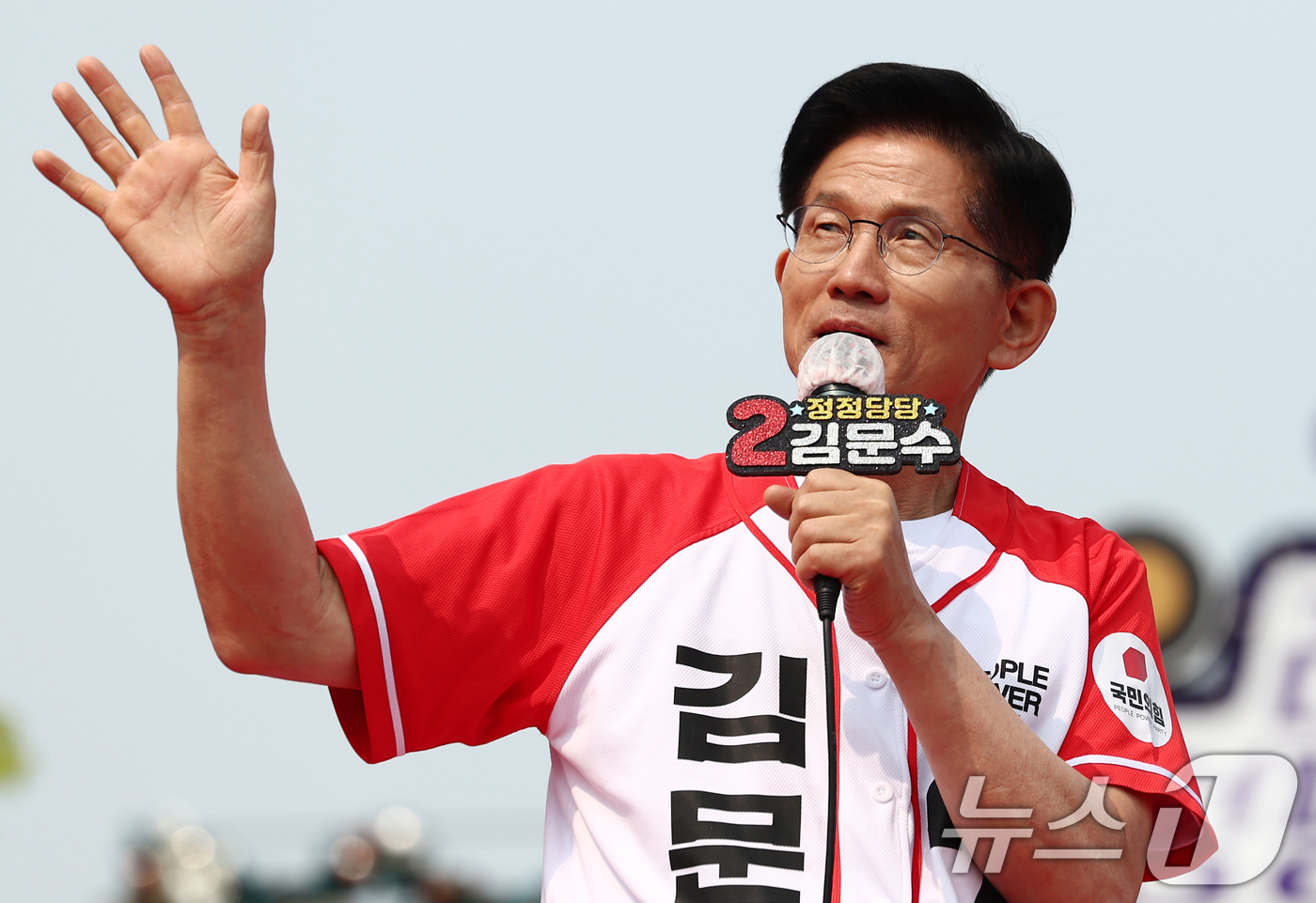 (가평=뉴스1) 김민지 기자 = 김문수 국민의힘 대통령 후보가 30일 경기 가평군 청평시계탑 광장에서 유세를 하고 있다. 2025.5.30/뉴스1