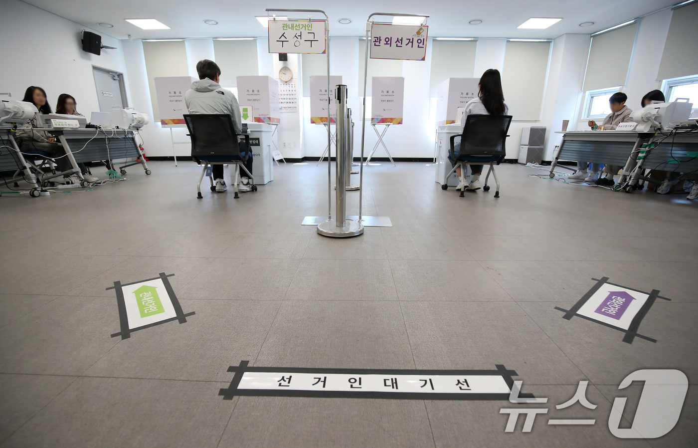 (대구=뉴스1) 공정식 기자 = 21대 대통령선거 사전투표 둘째날인 30일 오전 대구 수성구 범어2동 행정복지센터에 마련된 사전투표소가 유권자의 발길이 뜸해 한산한 모습이다. 대구 …