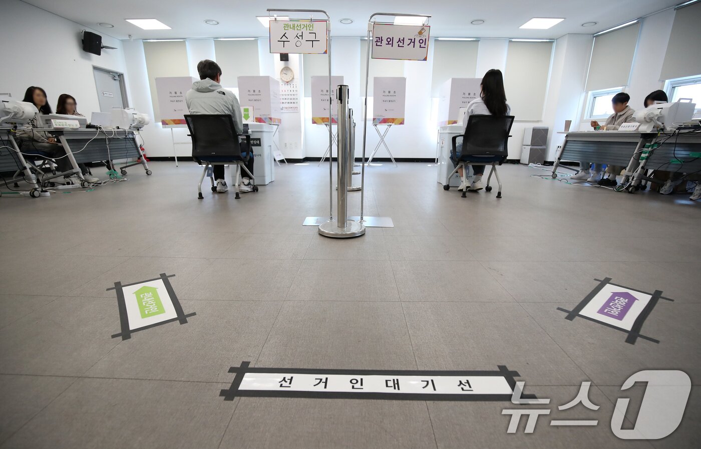 본문 이미지 - 21대 대통령선거 사전투표 둘째날인 30일 오전 대구 수성구 범어2동 행정복지센터에 마련된 사전투표소가 유권자의 발길이 뜸해 한산한 모습이다. 대구는 이번 대선 사전투표 기간 전국에서 가장 낮은 투표율을 보이고 있다. 2025.5.30/뉴스1 ⓒ News1 공정식 기자