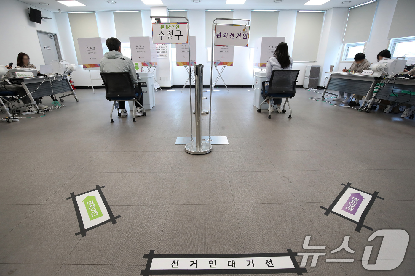 (대구=뉴스1) 공정식 기자 = 21대 대통령선거 사전투표 둘째날인 30일 오전 대구 수성구 범어2동 행정복지센터에 마련된 사전투표소가 유권자의 발길이 뜸해 한산한 모습이다. 대구 …