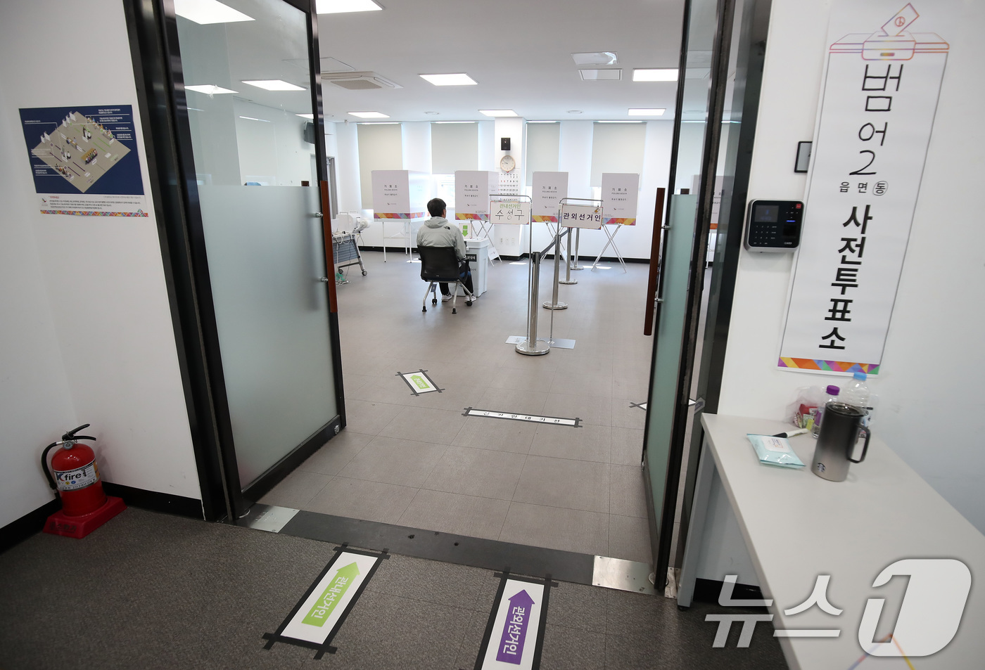 (대구=뉴스1) 공정식 기자 = 21대 대통령선거 사전투표 둘째날인 30일 오전 대구 수성구 범어2동 행정복지센터에 마련된 사전투표소가 유권자의 발길이 뜸해 한산한 모습이다. 대구 …