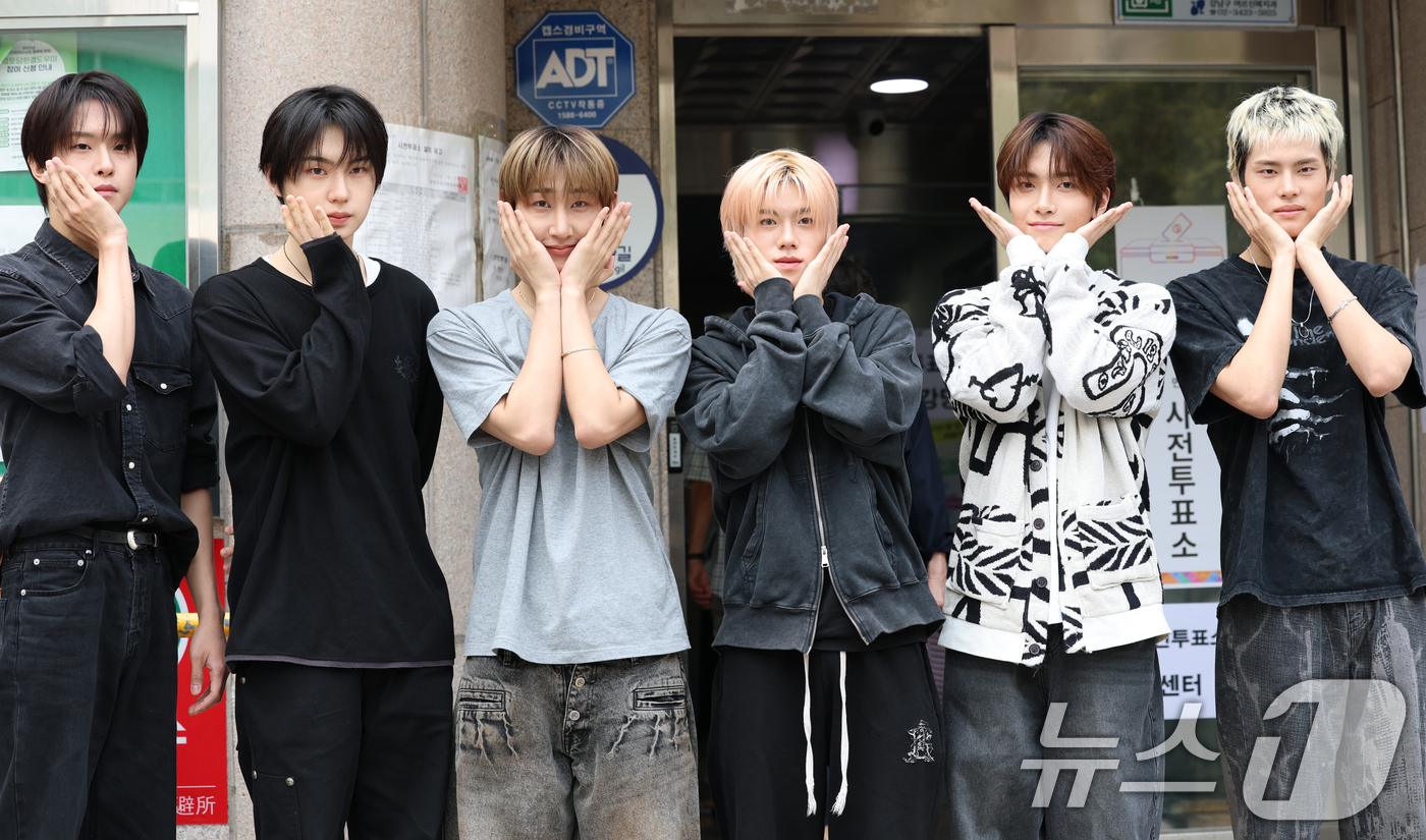 (서울=뉴스1) 권현진 기자 = 제21대 대통령선거 사전투표 둘째 날인 30일 오전 서울 강남구 청담동 주민센터에 마련된 사전투표소를 찾은 뉴비트 박민석, 김태양, 최서현, 홍민성 …