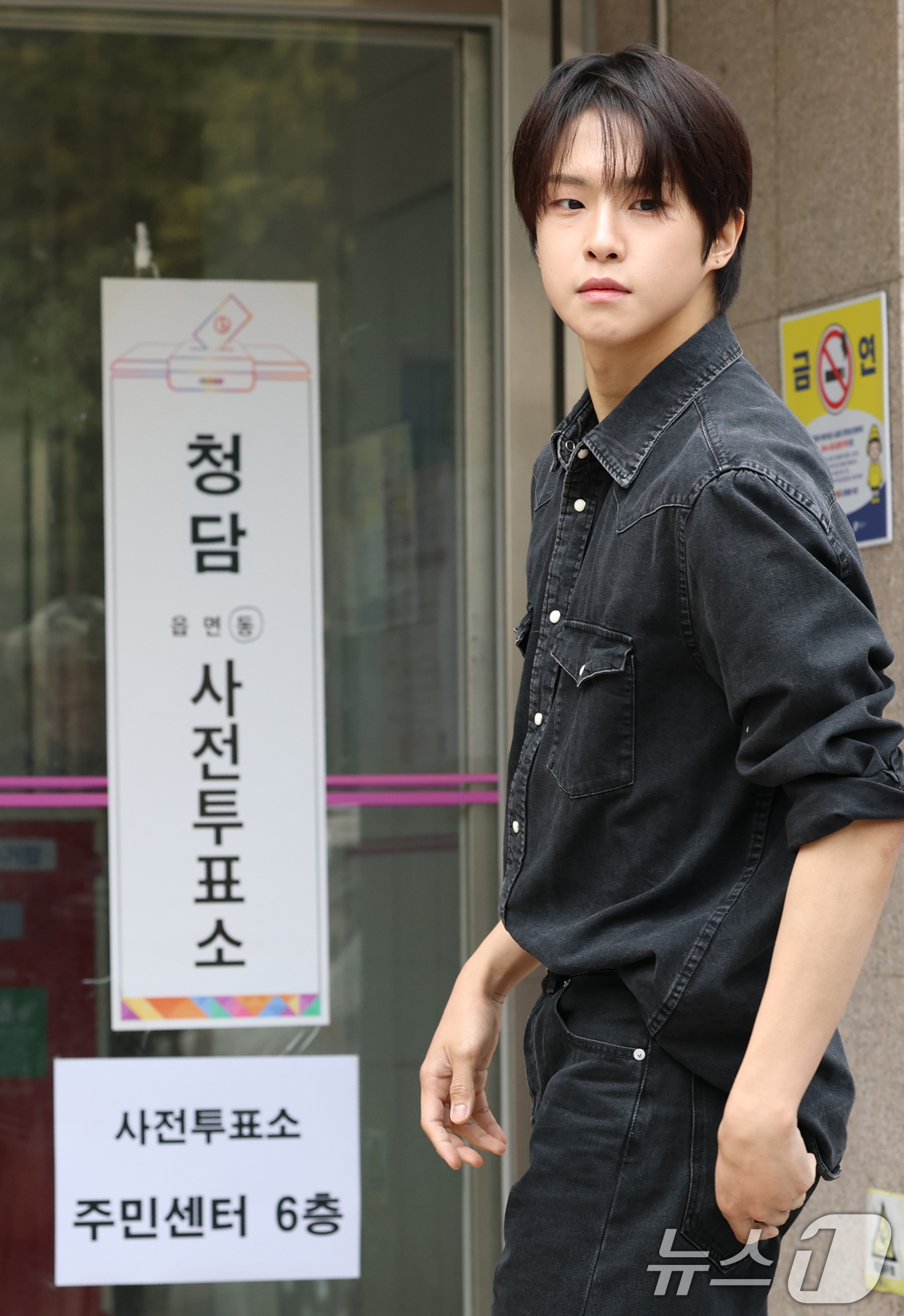 (서울=뉴스1) 권현진 기자 = 제21대 대통령선거 사전투표 둘째 날인 30일 오전 서울 강남구 청담동 주민센터에 마련된 사전투표소를 찾은 뉴비트 박민석이 투표를 위해 이동하고 있 …