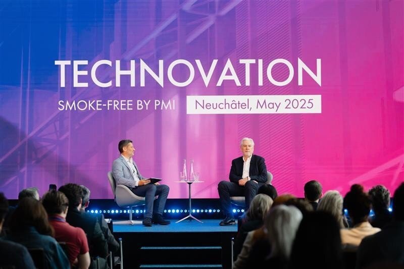 본문 이미지 -  야첵 올자크 필립모리스 인터내셔널(Philip Morris International Inc) CEO가 지난 27일(현지 시간) 스위스 뇌샤텔 PMI R&D센터 더큐브에서 열린 '테크노베이션 2025'(TECHNOVATION SMOKE-FREE BY PMI)에서 비전에 대해 설명하고 있다. (필립모리스 제공)