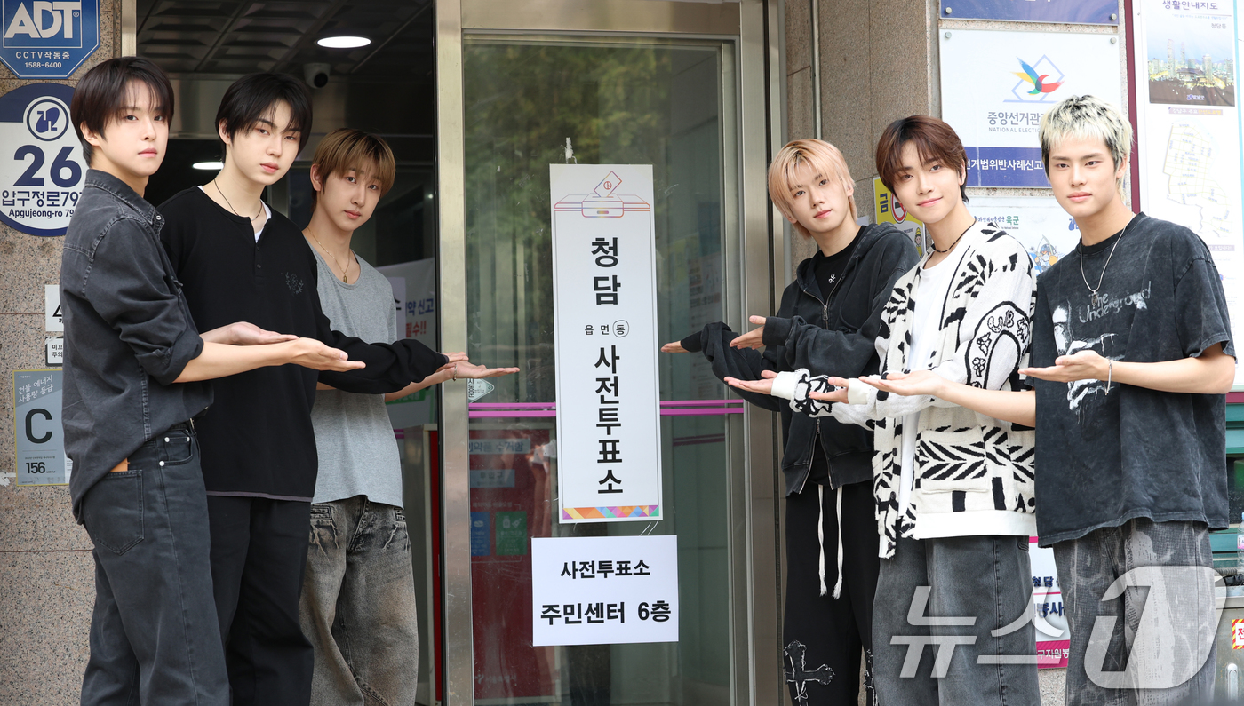 (서울=뉴스1) 권현진 기자 = 제21대 대통령선거 사전투표 둘째 날인 30일 오전 서울 강남구 청담동 주민센터에 마련된 사전투표소를 찾은 뉴비트 박민석, 김태양, 최서현, 홍민성 …