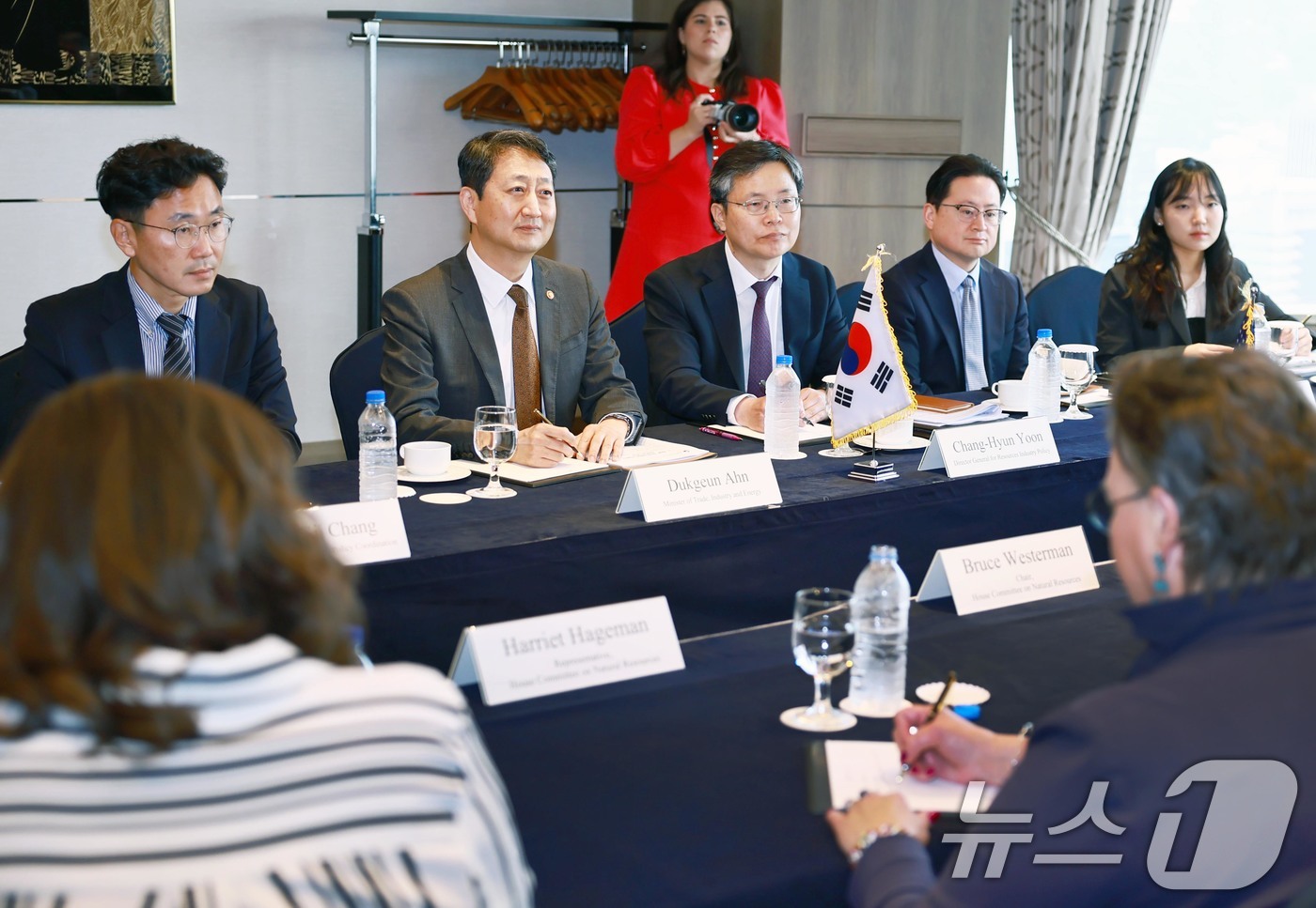(서울=뉴스1) = 안덕근 산업통상자원부 장관이 30일 서울 중구 롯데호텔에서 브루스 웨스터먼 미국 하원 천연자원위원회 위원장을 비롯한 소속 의원단과 면담을 나누고 있다. (산업통 …