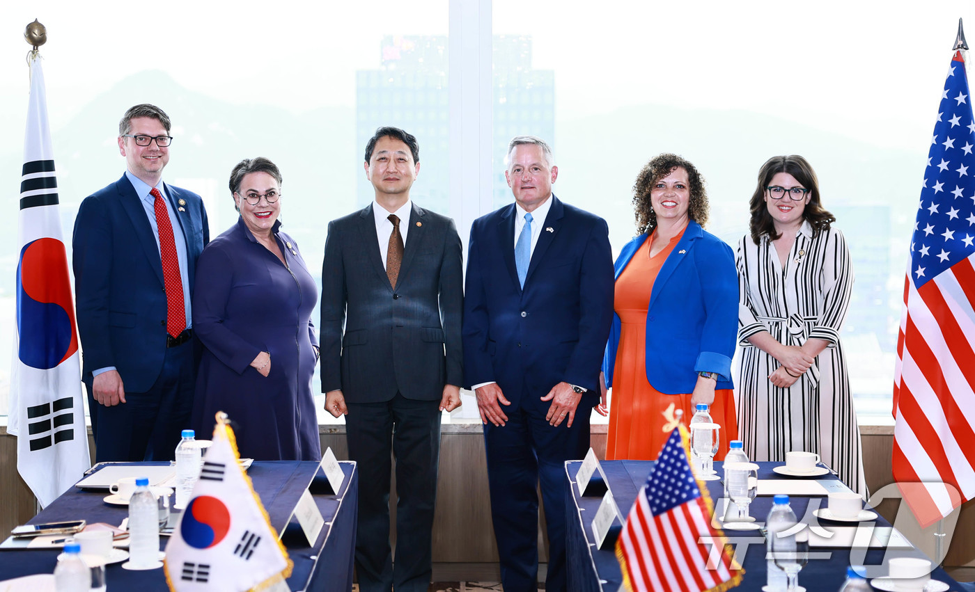 (서울=뉴스1) = 안덕근 산업통상자원부 장관이 30일 서울 중구 롯데호텔에서 브루스 웨스터먼 미국 하원 천연자원위원회 위원장을 비롯한 소속 의원단과 면담 후 기념 촬영을 하고 있 …