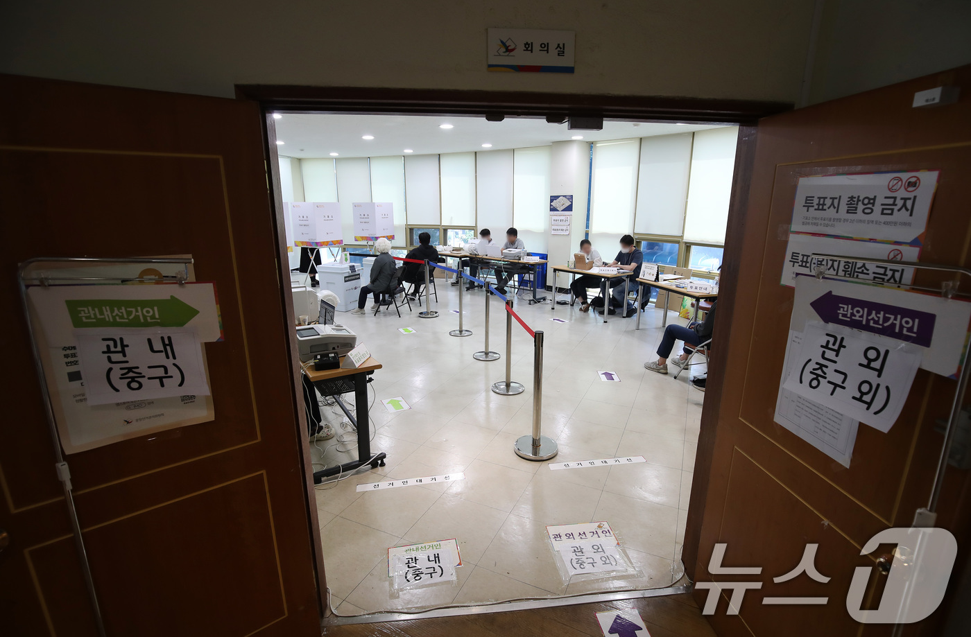 (대구=뉴스1) 공정식 기자 = 21대 대통령선거 사전투표 둘째날인 30일 오전 대구 중구 선거관리위원회 2층 회의실에 마련된 사전투표소가 유권자의 발길이 뜸해 한산한 모습이다. …