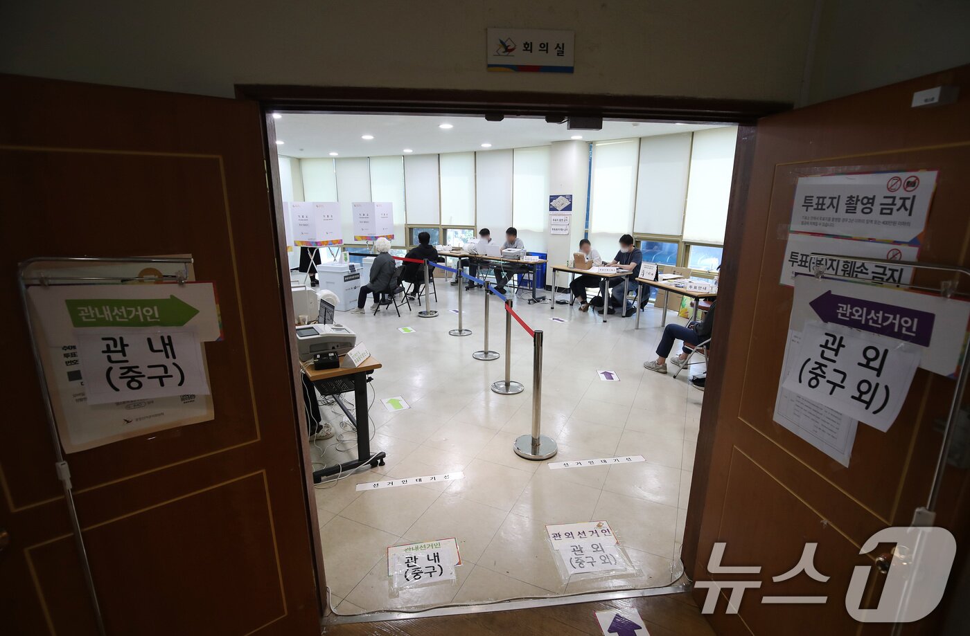 본문 이미지 - 21대 대통령선거 사전투표 둘째날인 30일 오전 대구 중구 선거관리위원회 2층 회의실에 마련된 사전투표소가 유권자의 발길이 뜸해 한산한 모습이다. 대구는 이번 대선 사전투표 기간 전국에서 가장 낮은 투표율을 보이고 있다. 2025.5.30/뉴스1 ⓒ News1 공정식 기자