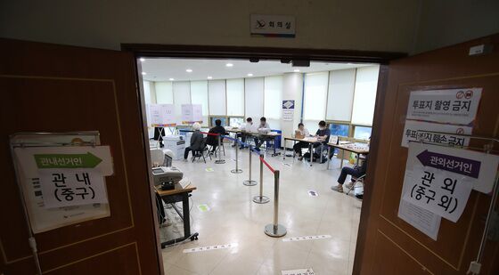 한산한 사전투표소