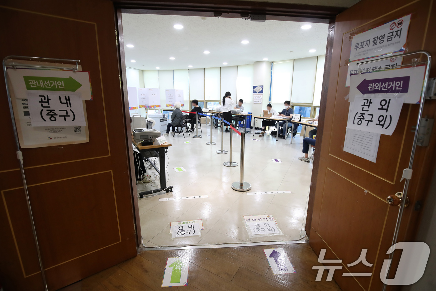 (대구=뉴스1) 공정식 기자 = 21대 대통령선거 사전투표 둘째날인 30일 오전 대구 중구 선거관리위원회 2층 회의실에 마련된 사전투표소가 유권자의 발길이 뜸해 한산한 모습이다. …