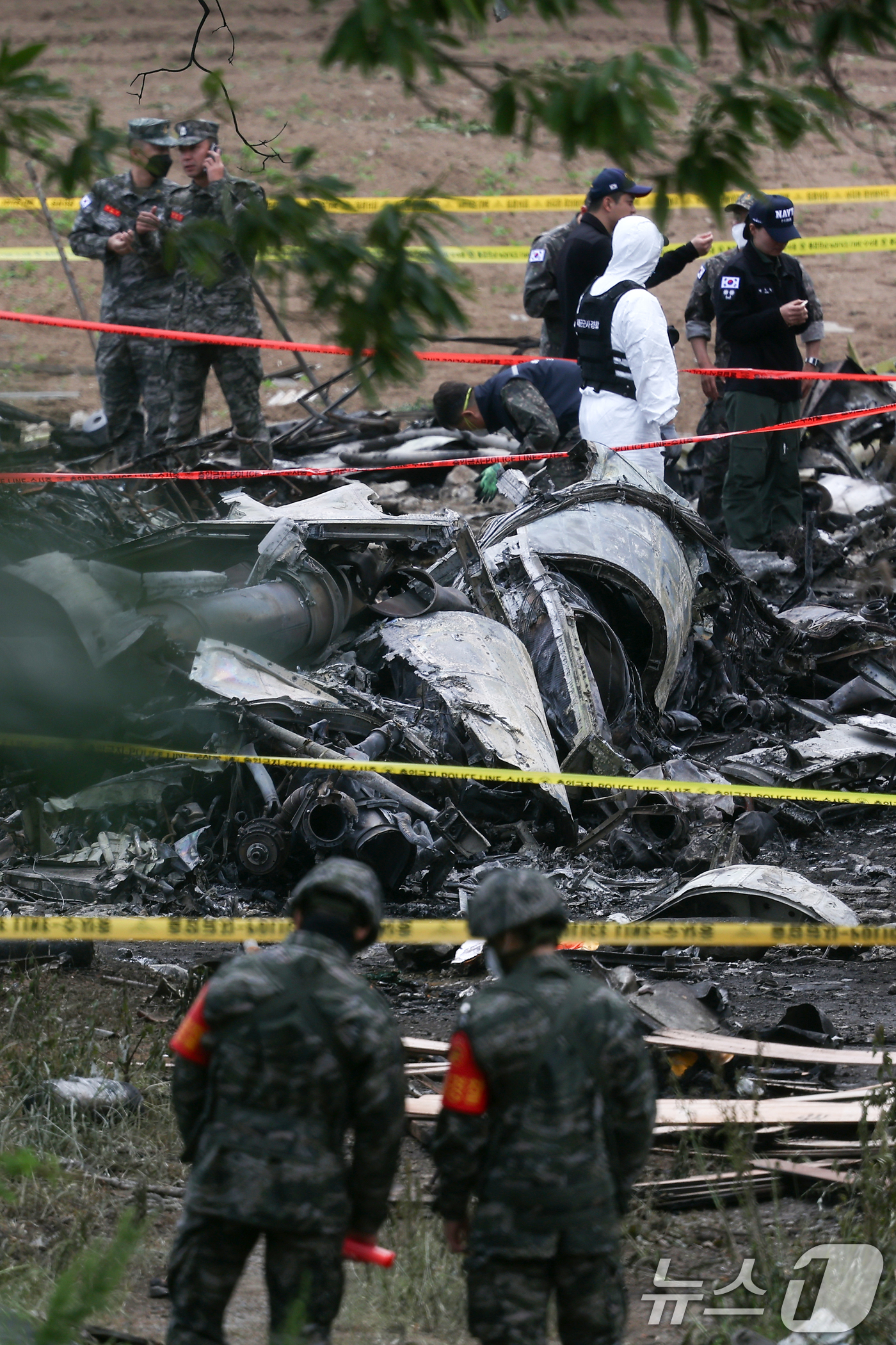 (포항=뉴스1) 최창호 기자 = 군 항공사고 조사관들이 30일 오전 경북 포항시 남구 동해면 야산에 추락한 해군 대잠 해상초계기 사고 현장 조사를 진행하고 있다. 2025.5.30 …
