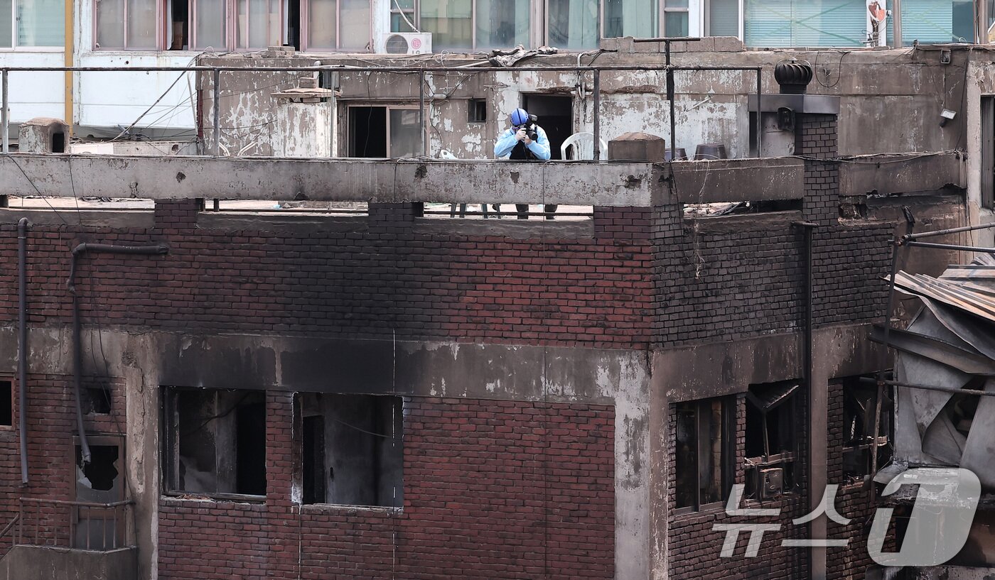 본문 이미지 - 30일 경찰·소방·한국가스공사 등 관계자들이 서울 을지로 세운상가 인근 화재 현장에서 합동감식을 하고 있다.  2025.5.30/뉴스1 ⓒ News1 김성진 기자