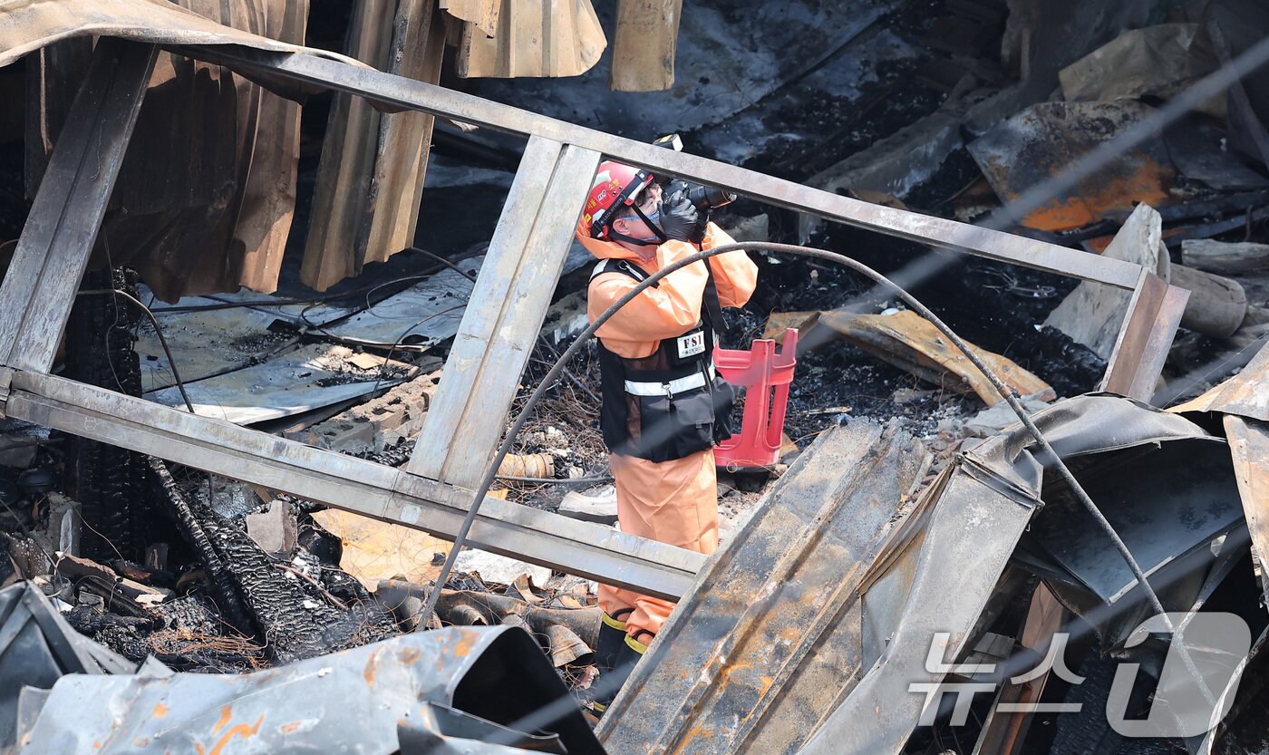 본문 이미지 - 30일 경찰·소방·한국가스공사 등 관계자들이 서울 을지로 세운상가 인근 화재 현장에서 합동감식을 하고 있다.  2025.5.30/뉴스1 ⓒ News1 김성진 기자