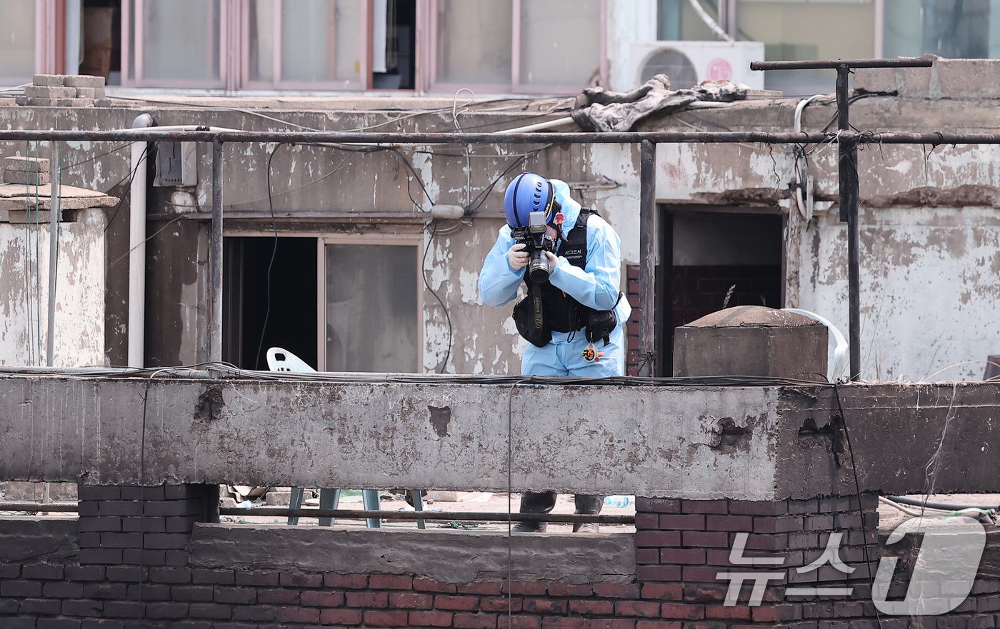 (서울=뉴스1) 김성진 기자 = 30일 경찰·소방·한국가스공사 등 관계자들이 서울 을지로 세운상가 인근 화재 현장에서 합동감식을 하고 있다.지난 28일 오후 3시 25분쯤 세운상가 …