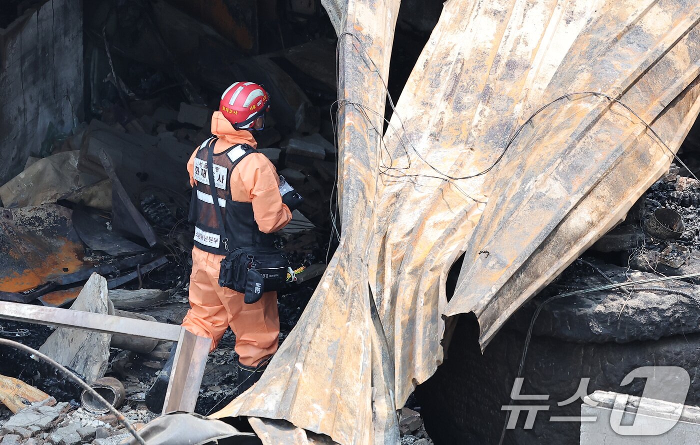 본문 이미지 - 30일 경찰·소방·한국가스공사 등 관계자들이 서울 을지로 세운상가 인근 화재 현장에서 합동감식을 하고 있다.  2025.5.30/뉴스1 ⓒ News1 김성진 기자