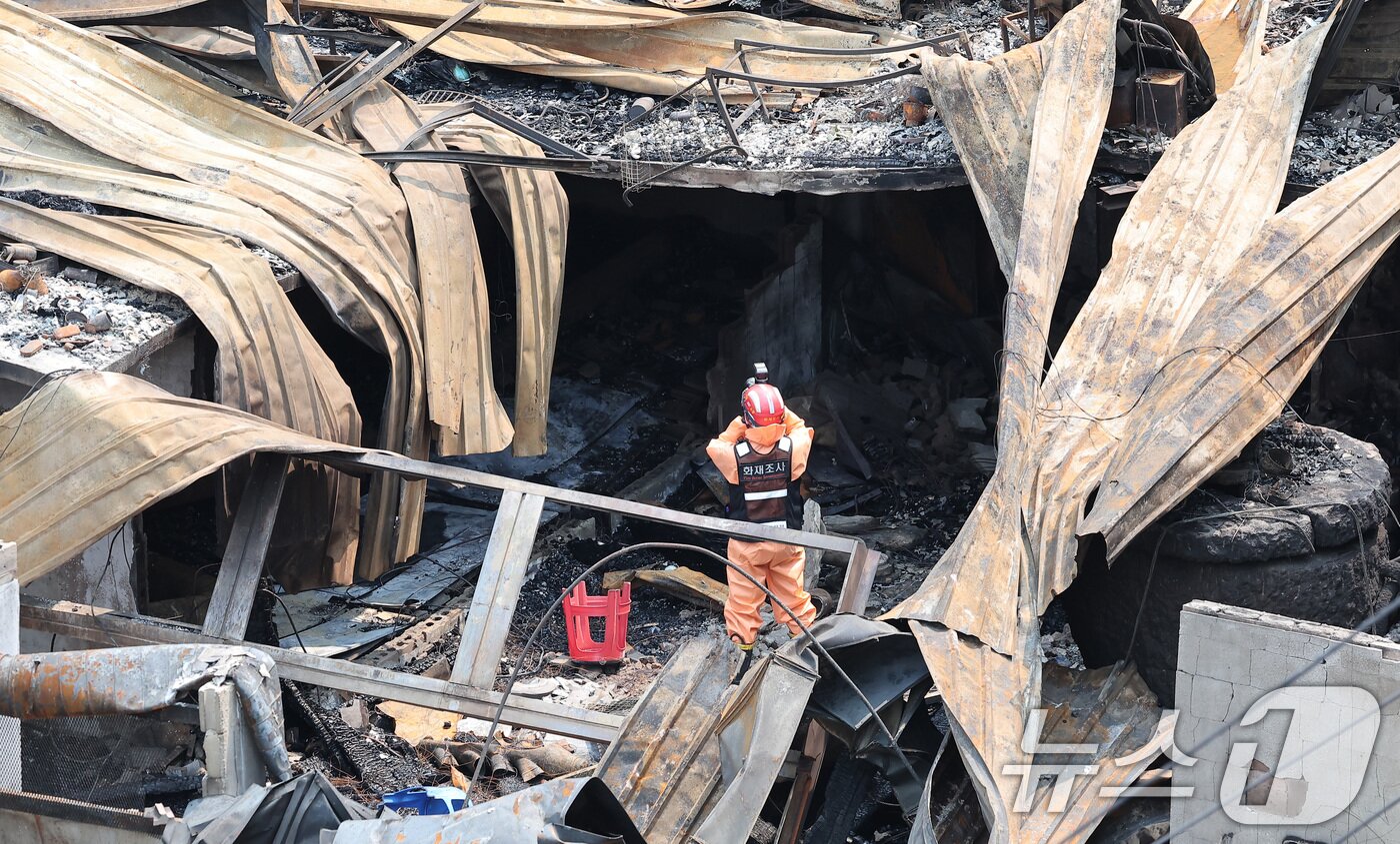 본문 이미지 - 30일 경찰·소방·한국가스공사 등 관계자들이 서울 을지로 세운상가 인근 화재 현장에서 합동감식을 하고 있다.  2025.5.30/뉴스1 ⓒ News1 김성진 기자
