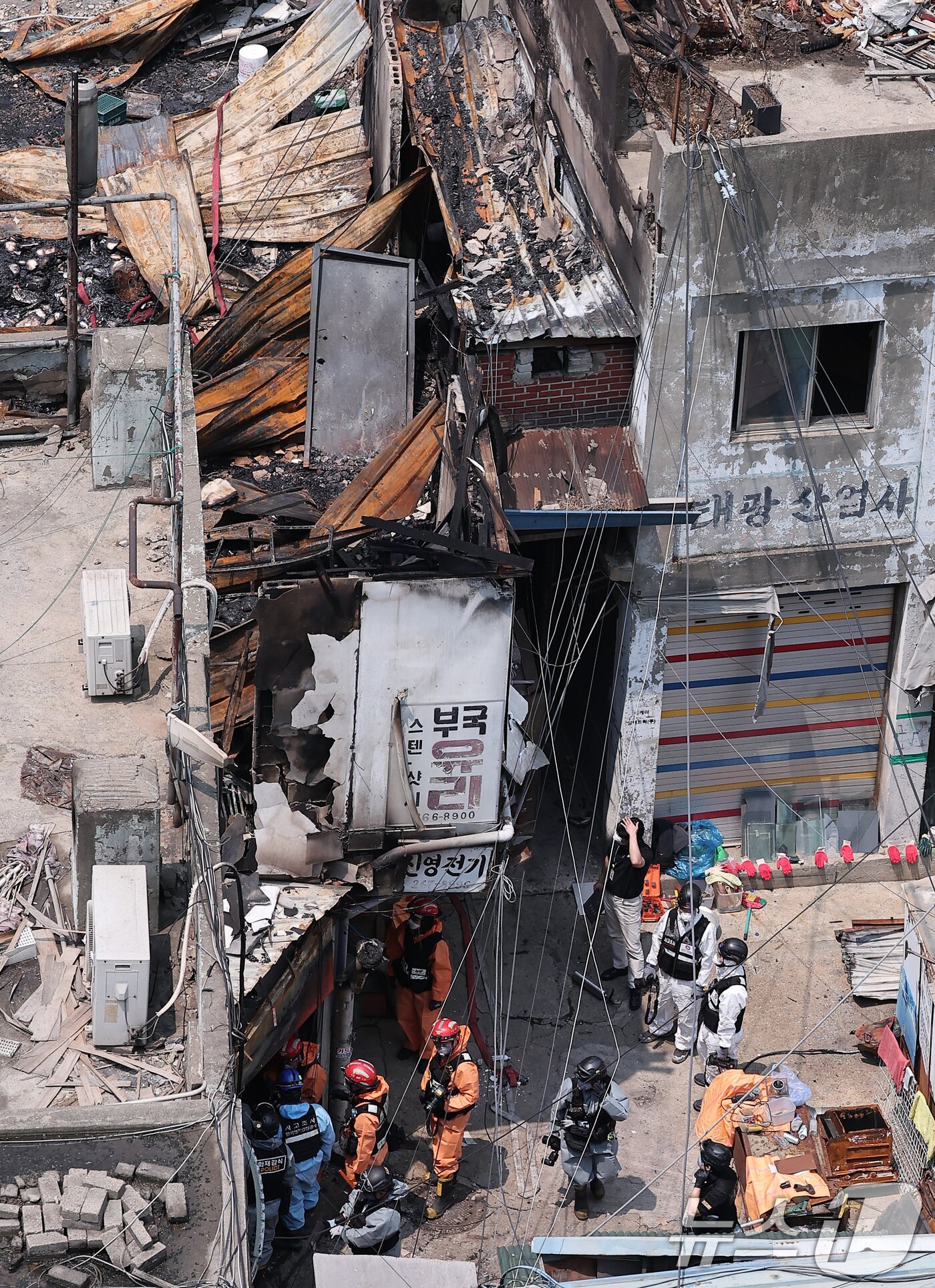 본문 이미지 - 30일 경찰·소방·한국가스공사 등 관계자들이 서울 을지로 세운상가 인근 화재 현장에서 합동감식을 하고 있다.  2025.5.30/뉴스1 ⓒ News1 김성진 기자