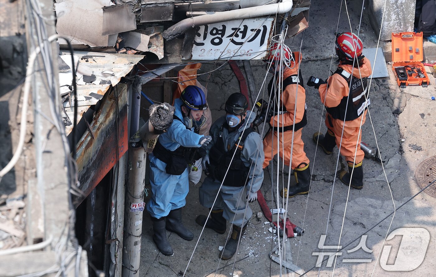 본문 이미지 - 30일 경찰·소방·한국가스공사 등 관계자들이 서울 을지로 세운상가 인근 화재 현장에서 합동감식을 하고 있다.  2025.5.30/뉴스1 ⓒ News1 김성진 기자