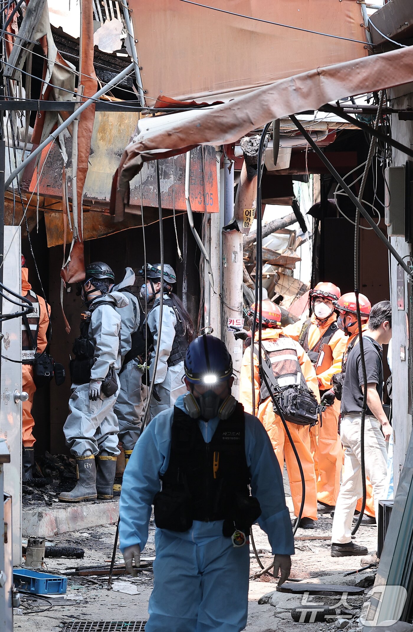 본문 이미지 - 30일 경찰·소방·한국가스공사 등 관계자들이 서울 을지로 세운상가 인근 화재 현장에서 합동감식을 하고 있다. 2025.5.30/뉴스1 ⓒ News1 김성진 기자