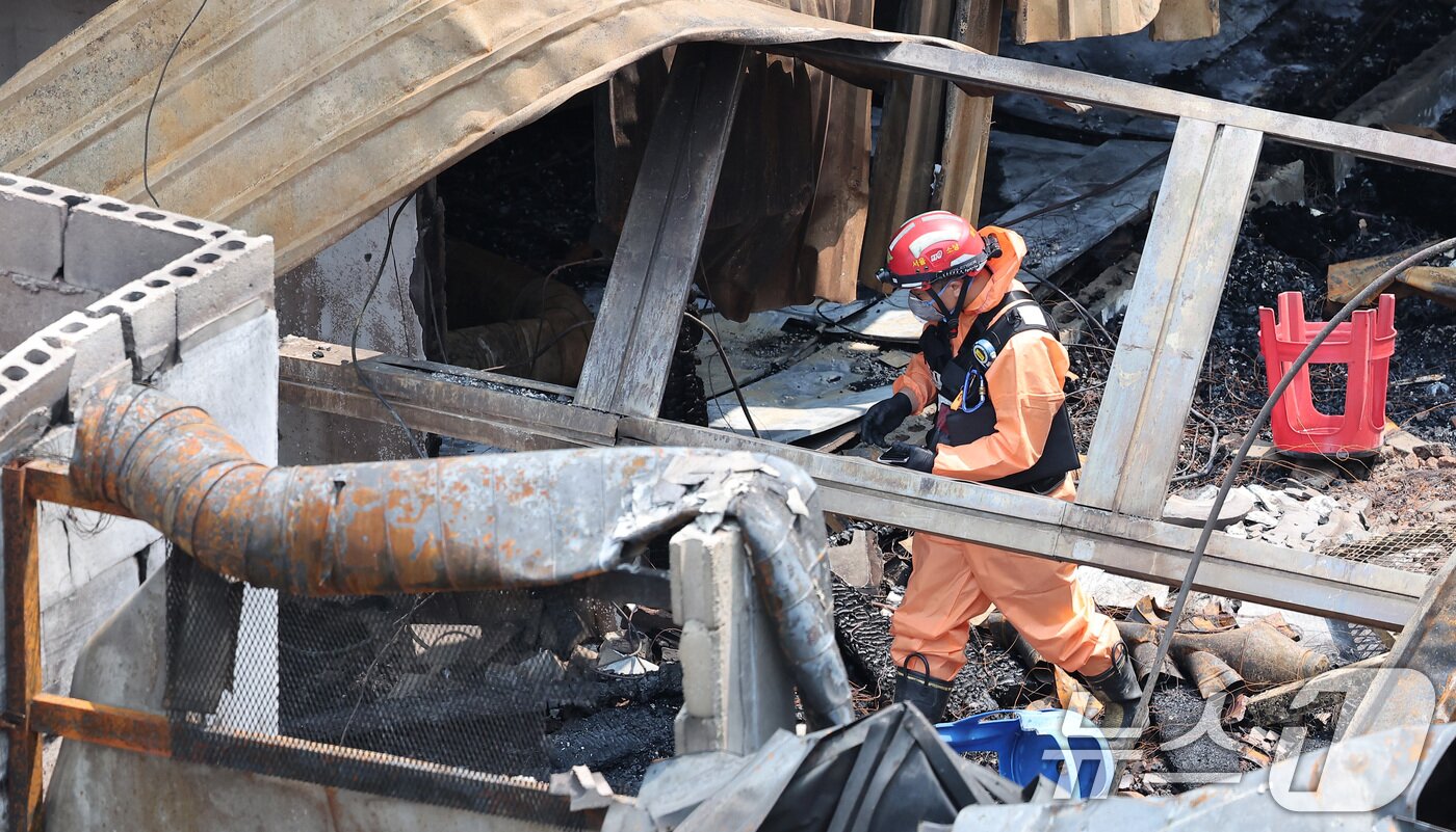 본문 이미지 - 30일 경찰·소방·한국가스공사 등 관계자들이 서울 을지로 세운상가 인근 화재 현장에서 합동감식을 하고 있다.  2025.5.30/뉴스1 ⓒ News1 김성진 기자