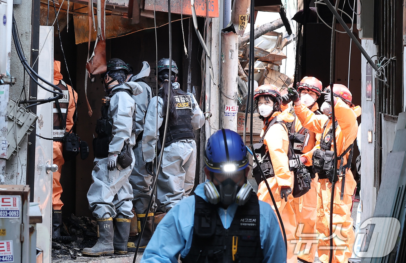 (서울=뉴스1) 김성진 기자 = 30일 경찰·소방·한국가스공사 등 관계자들이 서울 을지로 세운상가 인근 화재 현장에서 합동감식을 하고 있다.지난 28일 오후 3시 25분쯤 세운상가 …