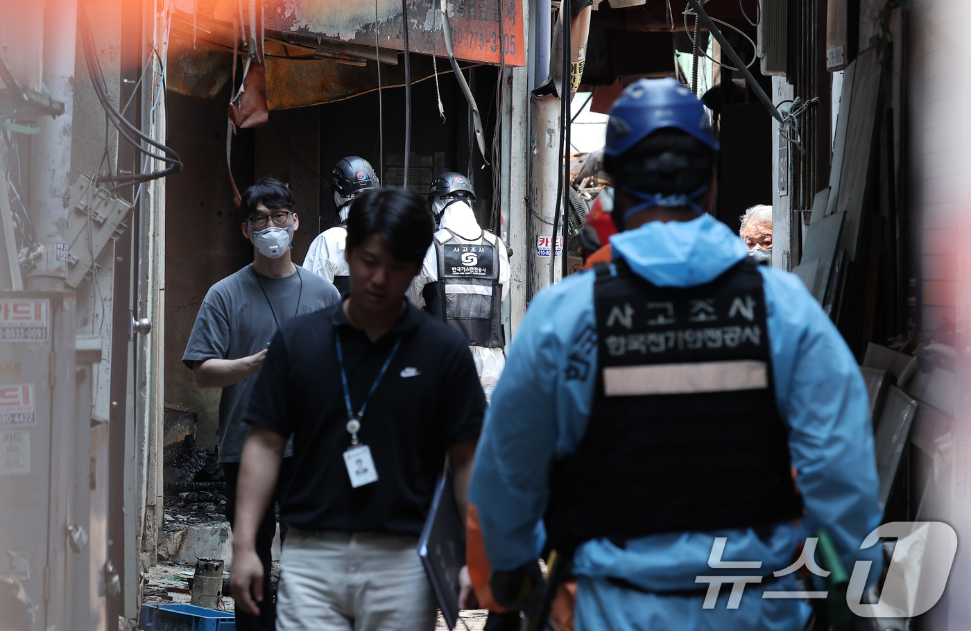(서울=뉴스1) 김성진 기자 = 30일 경찰·소방·한국가스공사 등 관계자들이 서울 을지로 세운상가 인근 화재 현장에서 합동감식을 하고 있다.지난 28일 오후 3시 25분쯤 세운상가 …