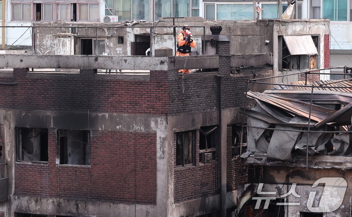 본문 이미지 - 30일 경찰·소방·한국가스공사 등 관계자들이 서울 을지로 세운상가 인근 화재 현장에서 합동감식을 하고 있다.  2025.5.30/뉴스1 ⓒ News1 김성진 기자