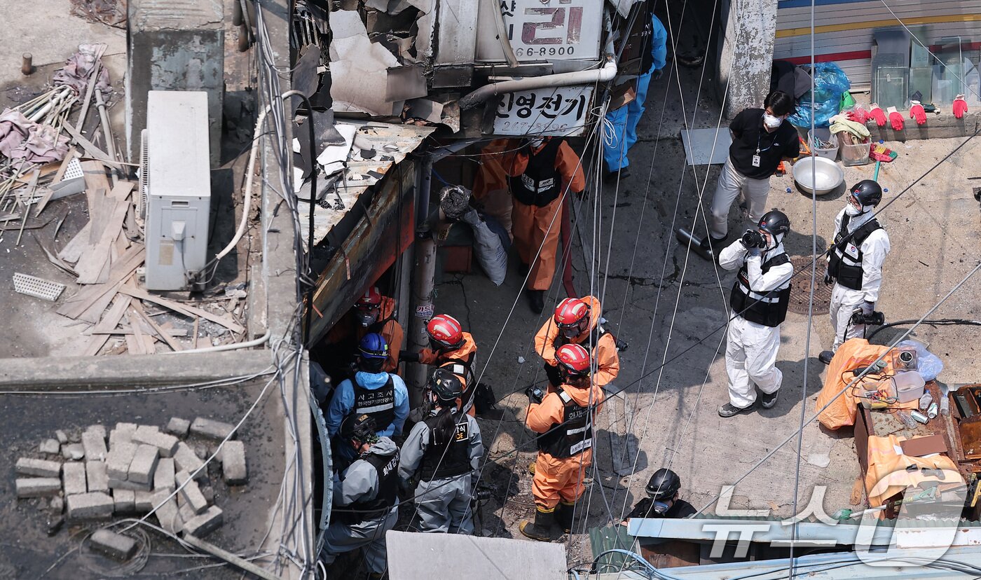 본문 이미지 - 30일 경찰·소방·한국가스공사 등 관계자들이 서울 을지로 세운상가 인근 화재 현장에서 합동감식을 하고 있다. 2025.5.30/뉴스1 ⓒ News1 김성진 기자