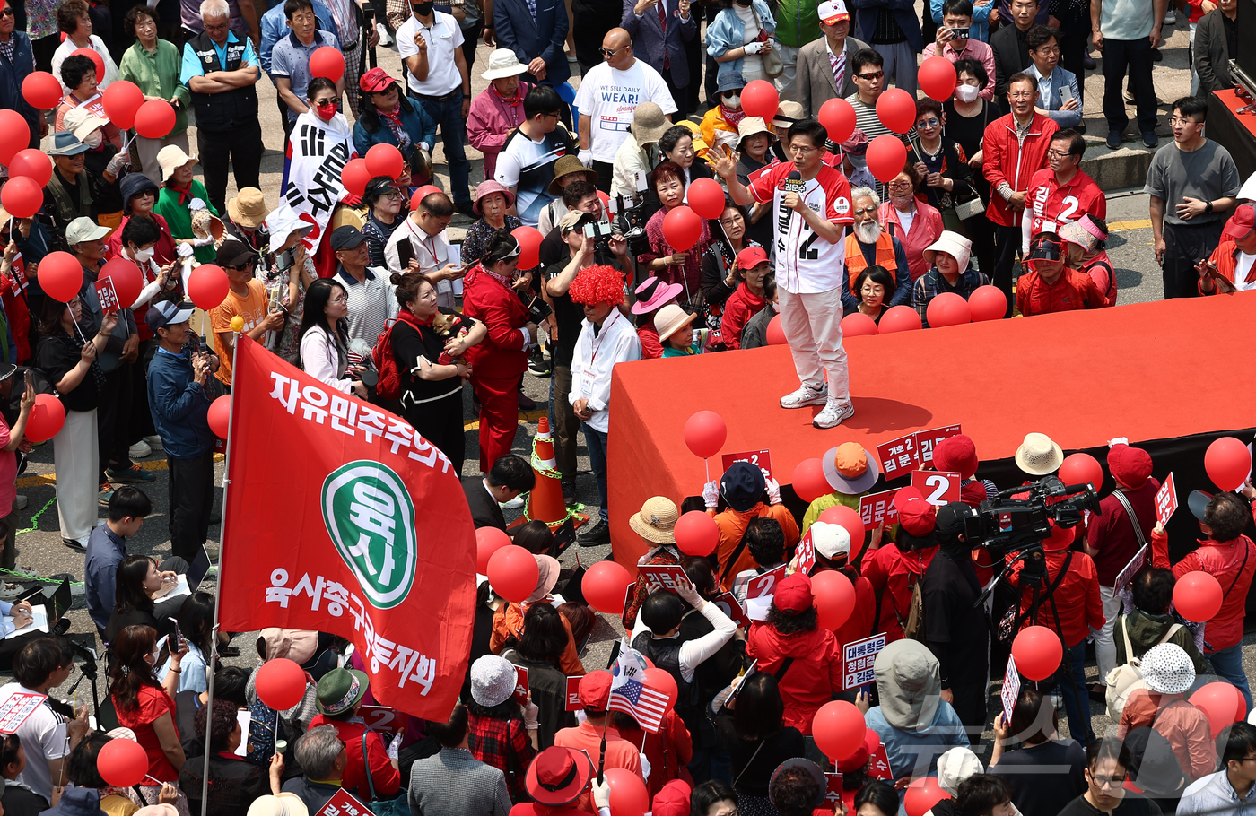 (이천=뉴스1) 김민지 기자 = 김문수 국민의힘 대통령 후보가 30일 오전 경기 이천산림조합 앞 중리사거리에서 유세를 하고 있다. 2025.5.30/뉴스1