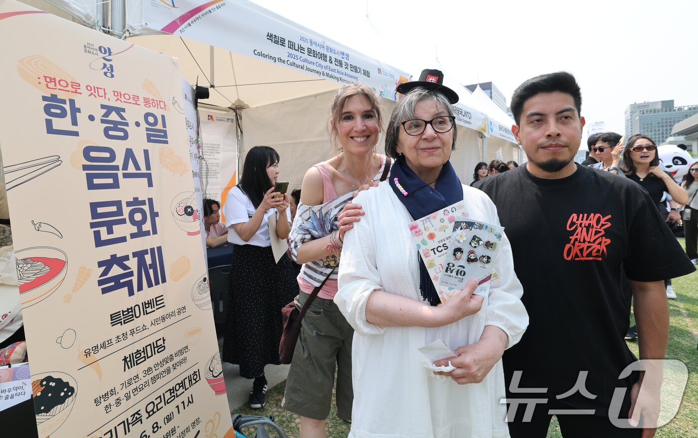 본문 이미지 - 지난해 5월 30일 서울 종로구 광화문광장에서 열린 '한중일 협력의 날(TCS Day)’ 행사에서 외국인 관광객들이 다양한 체험을 하고 있다./뉴스1 ⓒ News1 임세영 기자