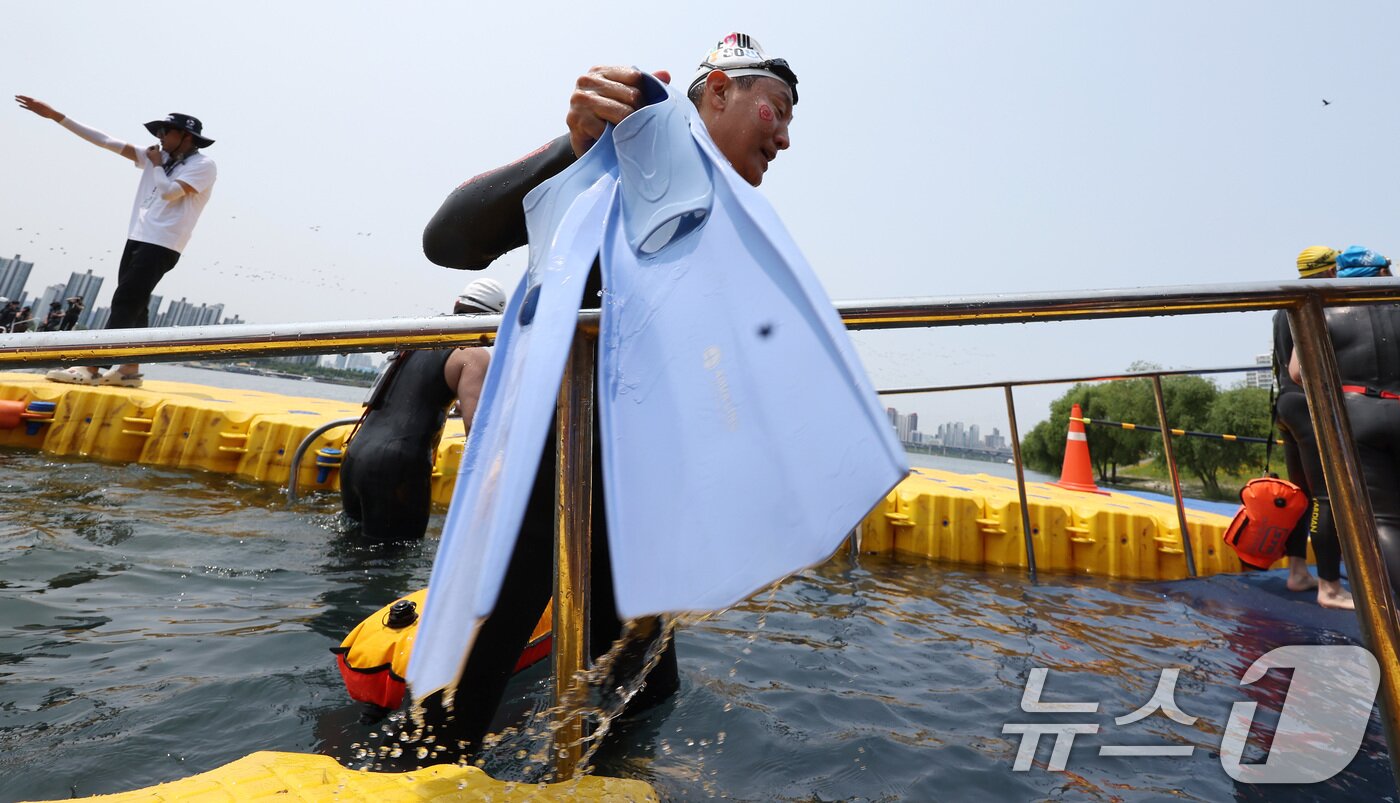 본문 이미지 - 오세훈 서울시장이 30일 오전 서울 송파구 잠실대교 남단에서 열린 제2회 쉬엄쉬엄 한강 3종 축제에서 한강 수영을 마친 뒤 이동하고 있다. 2025.5.30/뉴스1 ⓒ News1 이동해 기자
