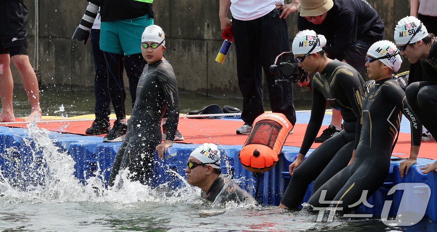본문 이미지 - 오세훈 서울시장이 30일 오전 서울 송파구 잠실대교 남단에서 열린 제2회 쉬엄쉬엄 한강 3종 축제에서 한강에 입수하고 있다. 2025.5.30/뉴스1 ⓒ News1 이동해 기자