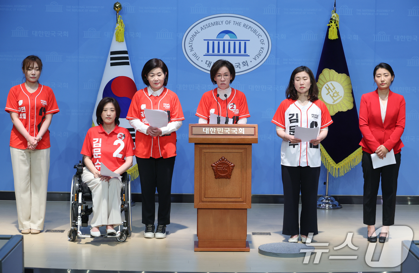 (서울=뉴스1) 안은나 기자 = 이인선 국민의힘 중앙선대위 여성본부장과 의원들이 30일 서울 여의도 국회 소통관에서 유시민 전 노무현재단 이사장의 김문수 대통령 후보 설난영 여사 …