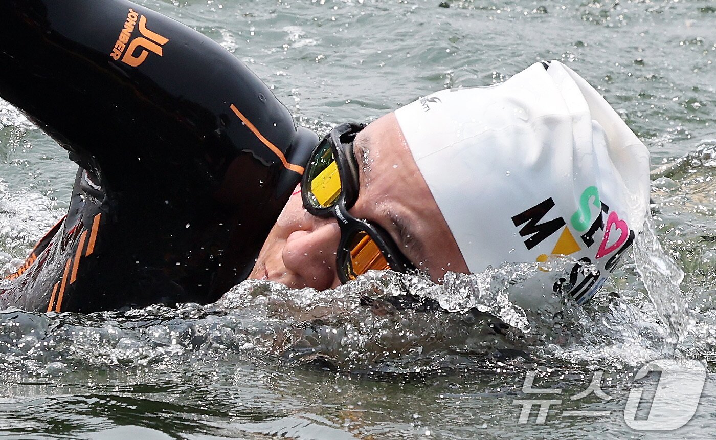 본문 이미지 - 오세훈 서울시장이 30일 오전 서울 송파구 잠실대교 남단에서 열린 제2회 쉬엄쉬엄 한강 3종 축제에서 한강에 입수해 수영을 하고 있다. 2025.5.30/뉴스1 ⓒ News1 이동해 기자
