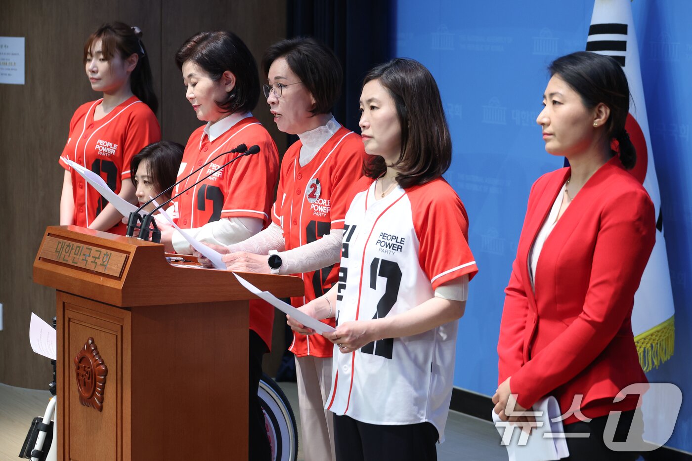 본문 이미지 - 이인선 국민의힘 중앙선대위 여성본부장과 의원들이 30일 서울 여의도 국회 소통관에서 유시민 전 노무현재단 이사장의 김문수 대통령 후보 설난영 여사 폄훼 논란 관련 규탄 기자회견을 하고 있다. 2025.5.30/뉴스1 ⓒ News1 안은나 기자