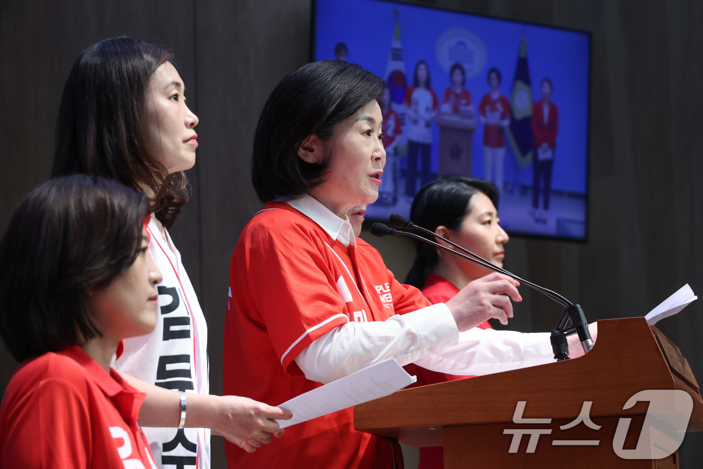 (서울=뉴스1) 안은나 기자 = 국민의힘 중앙선대위 김희정 의원과 이인선 여성본부장 등이 30일 서울 여의도 국회 소통관에서 유시민 전 노무현재단 이사장의 김문수 대통령 후보 설난 …