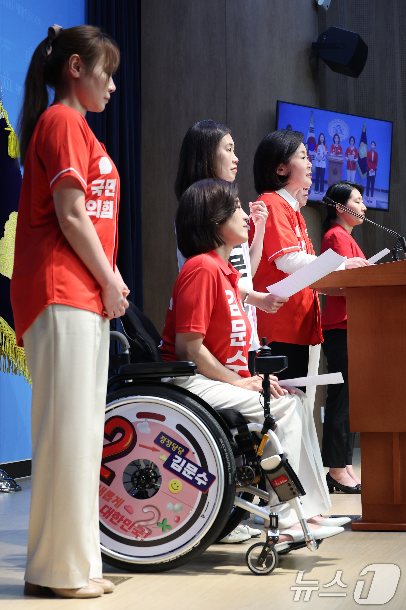 (서울=뉴스1) 안은나 기자 = 국민의힘 중앙선대위 김희정 의원과 이인선 여성본부장 등이 30일 서울 여의도 국회 소통관에서 유시민 전 노무현재단 이사장의 김문수 대통령 후보 설난 …