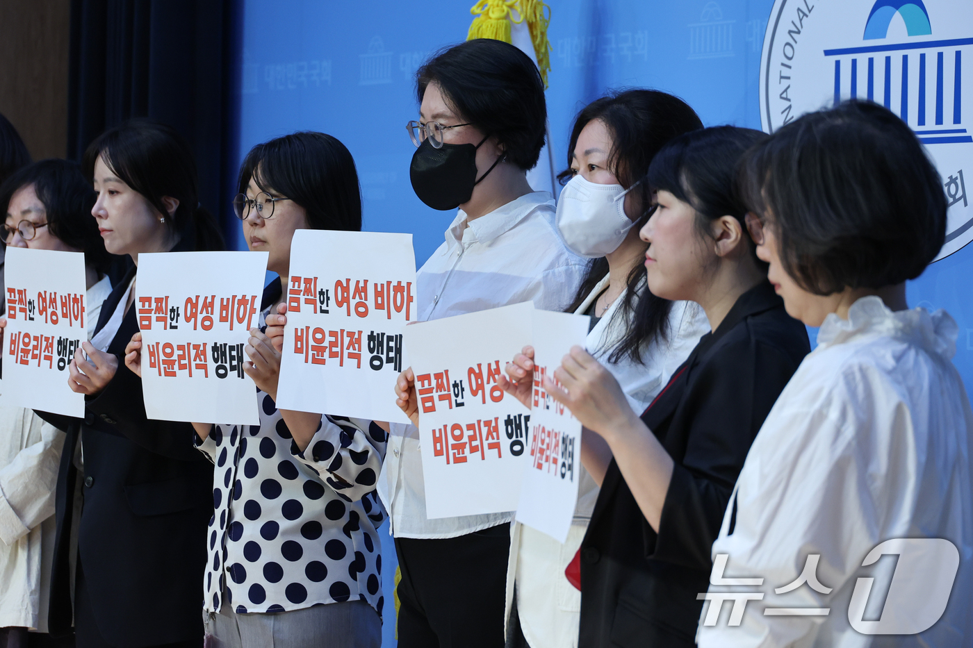 (서울=뉴스1) 안은나 기자 = 바른인권여성연합 회원들이 30일 서울 여의도 국회 소통관에서 유시민 전 노무현재단 이사장의 김문수 대통령 후보 설난영 여사 폄훼 논란과 이재명 후보 …