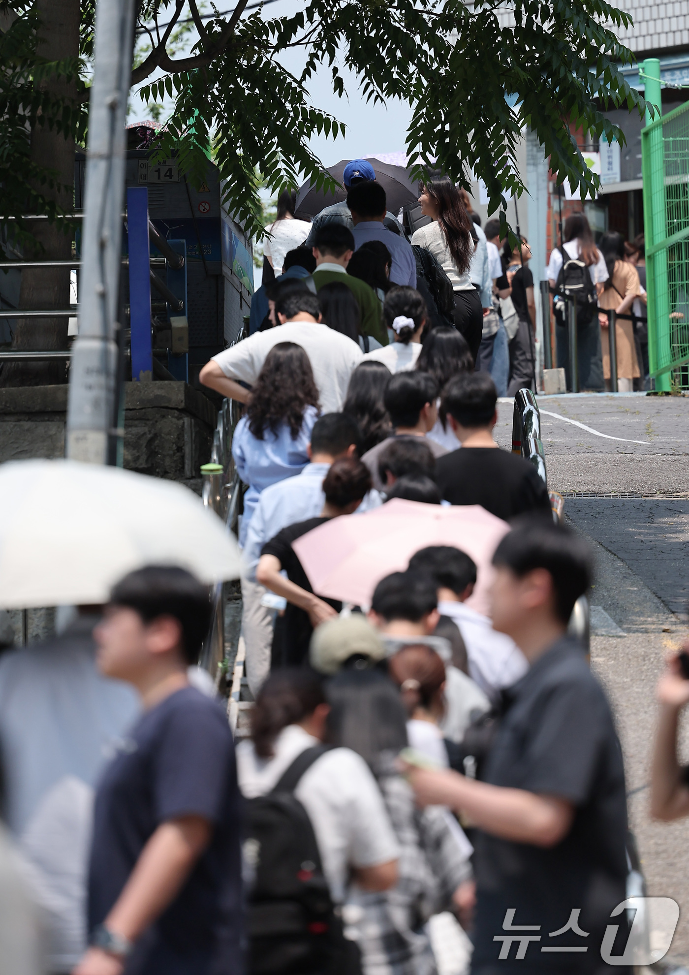 (서울=뉴스1) 김성진 기자 = 제21대 대통령 선거 사전 투표 둘째 날인 30일 서울 서대문구 구 신촌동 주민센터에 마련된 신촌동 사전투표소에서 유권자들이 투표를 하기 위해 줄을 …