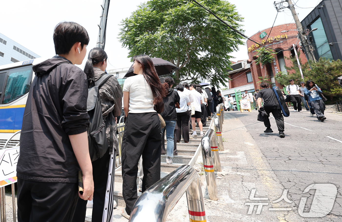 (서울=뉴스1) 김성진 기자 = 제21대 대통령 선거 사전 투표 둘째 날인 30일 서울 서대문구 구 신촌동 주민센터에 마련된 신촌동 사전투표소에서 유권자들이 투표를 하기 위해 줄을 …