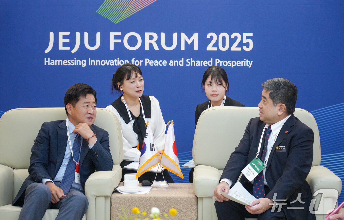 본문 이미지 - 오영훈 제주지사가 30일 이케다 다케쿠니 오키나와현 부지사와 면담하고 있다.(제주도 제공. 재판매 및 DB 금지)