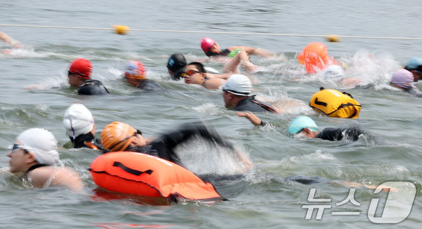본문 이미지 - 30일 오전 서울 송파구 잠실대교 남단에서 열린 제2회 쉬엄쉬엄 한강 3종 축제 상급자코스 수영 1km 코스에서 참가자들이 한강에 입수해 수영하고 있다. 2025.5.30/뉴스1 ⓒ News1 이동해 기자