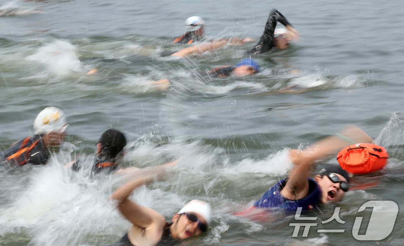 본문 이미지 - 30일 오전 서울 송파구 잠실대교 남단에서 열린 제2회 쉬엄쉬엄 한강 3종 축제 상급자코스 수영 1km 코스에서 참가자들이 한강에 입수해 수영하고 있다. 2025.5.30/뉴스1 ⓒ News1 이동해 기자