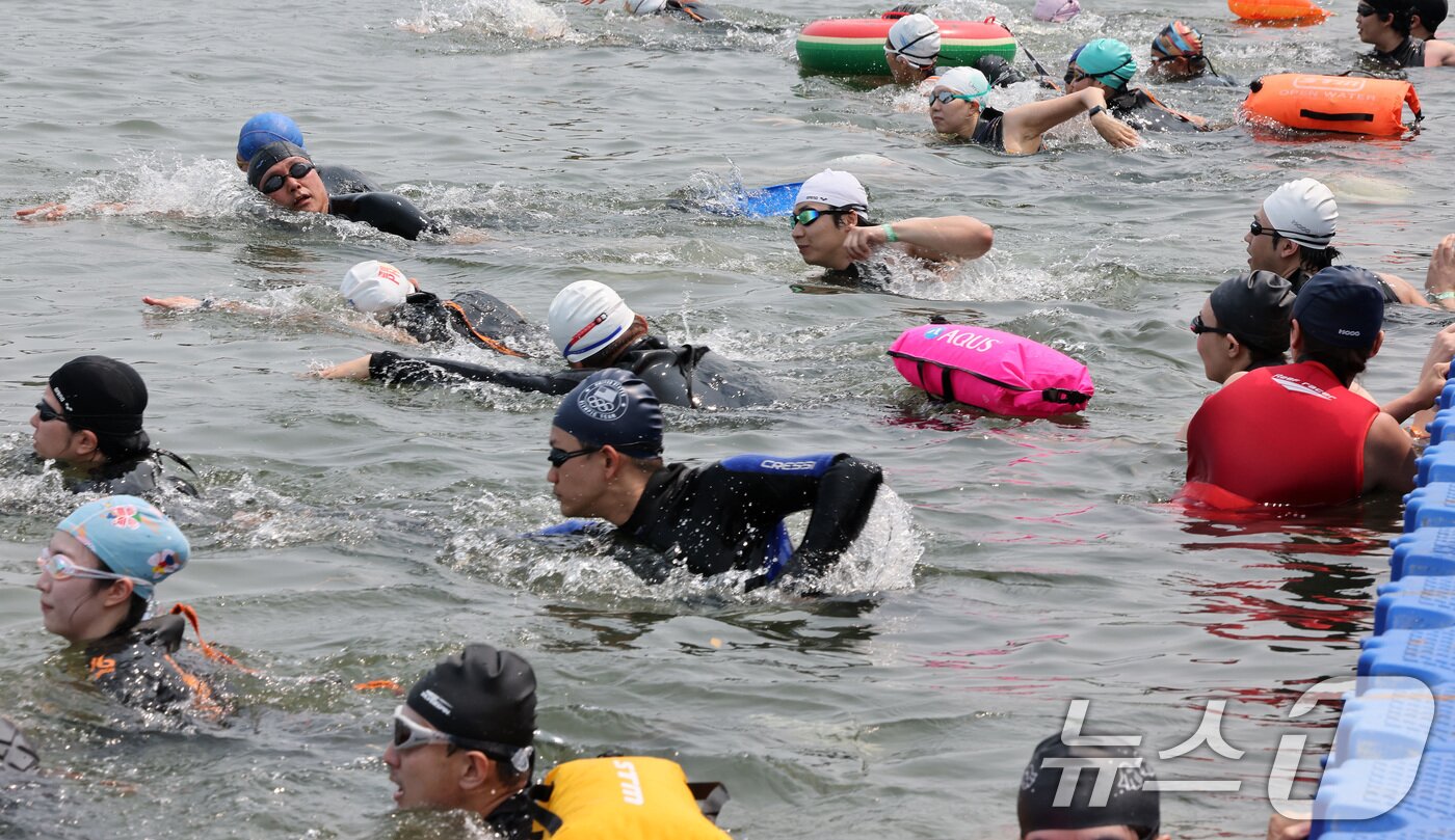 본문 이미지 - 30일 오전 서울 송파구 잠실대교 남단에서 열린 제2회 쉬엄쉬엄 한강 3종 축제 상급자코스 수영 1km 코스에서 참가자들이 한강에 입수해 수영하고 있다. 2025.5.30/뉴스1 ⓒ News1 이동해 기자