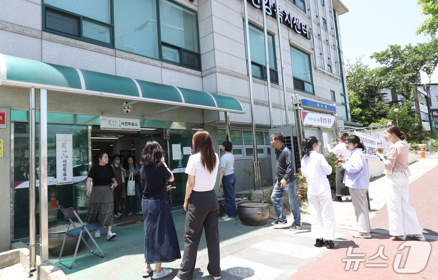 본문 이미지 - 30일 울산 중구 복산동 사전투표소에는 점심시간을 활용해 투표를 하러 나온 직장인 유권자들로 붐비고 있다.2025.5.30/뉴스1 ⓒNews1 김지혜 기자