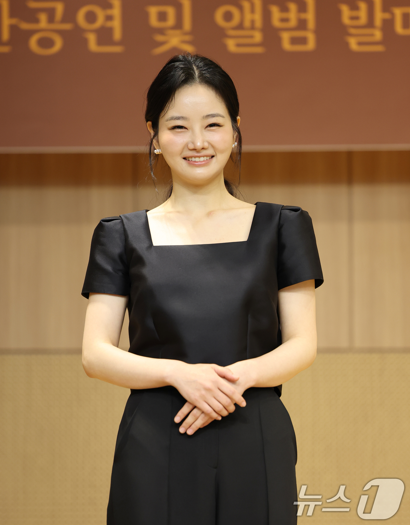 (서울=뉴스1) 오대일 기자 = 바이올리니스트 김봄소리가 30일 오전 서울 서초구 코스모스아트홀에서 열린 '브루흐 & 코른골트' 음반 발매 및 내한공연 기자간담회에서 포즈를 취하고 …