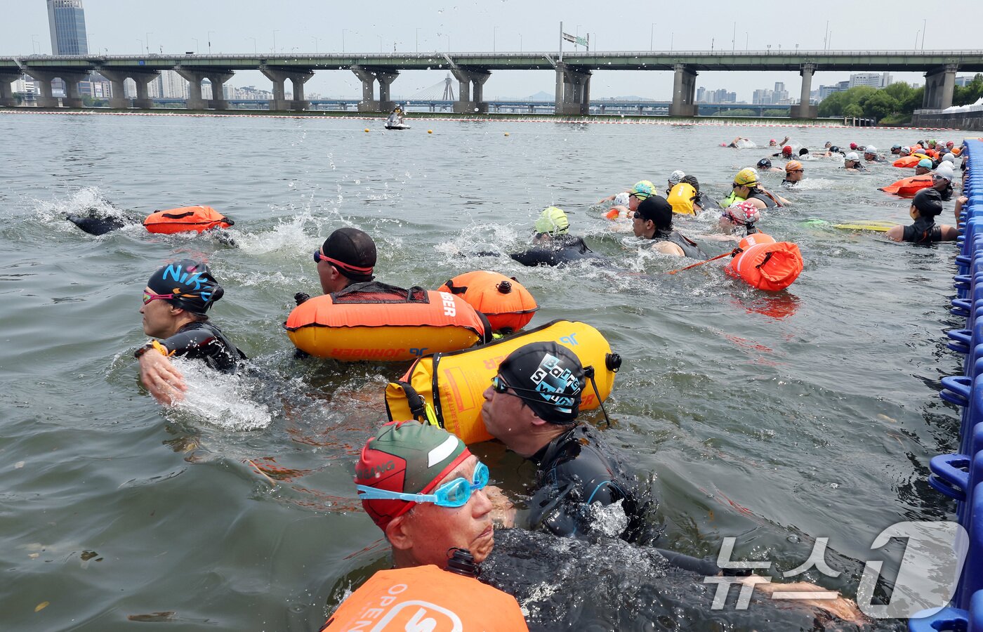본문 이미지 - 30일 오전 서울 송파구 잠실대교 남단에서 열린 제2회 쉬엄쉬엄 한강 3종 축제 상급자코스 수영 1km 코스에서 참가자들이 한강에 입수해 수영하고 있다. 2025.5.30/뉴스1 ⓒ News1 이동해 기자