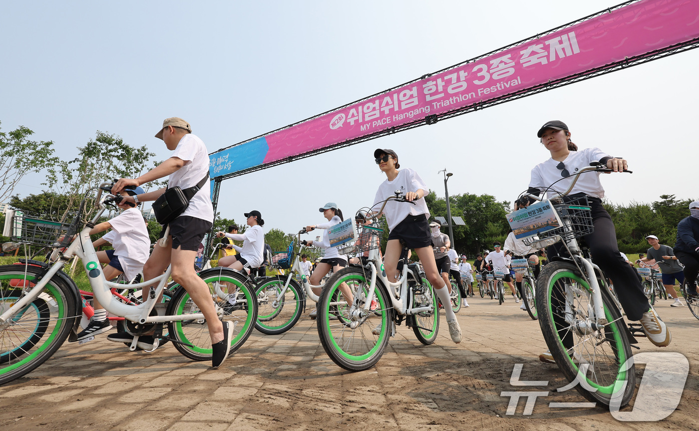 (서울=뉴스1) 이동해 기자 = 30일 오전 서울 광진구 뚝섬한강공원에서 열린 제2회 쉬엄쉬엄 한강 3종 축제에서 참석자들이 자전거를 타고 있다.올해 2회를 맞은 이 축제는 각자 …