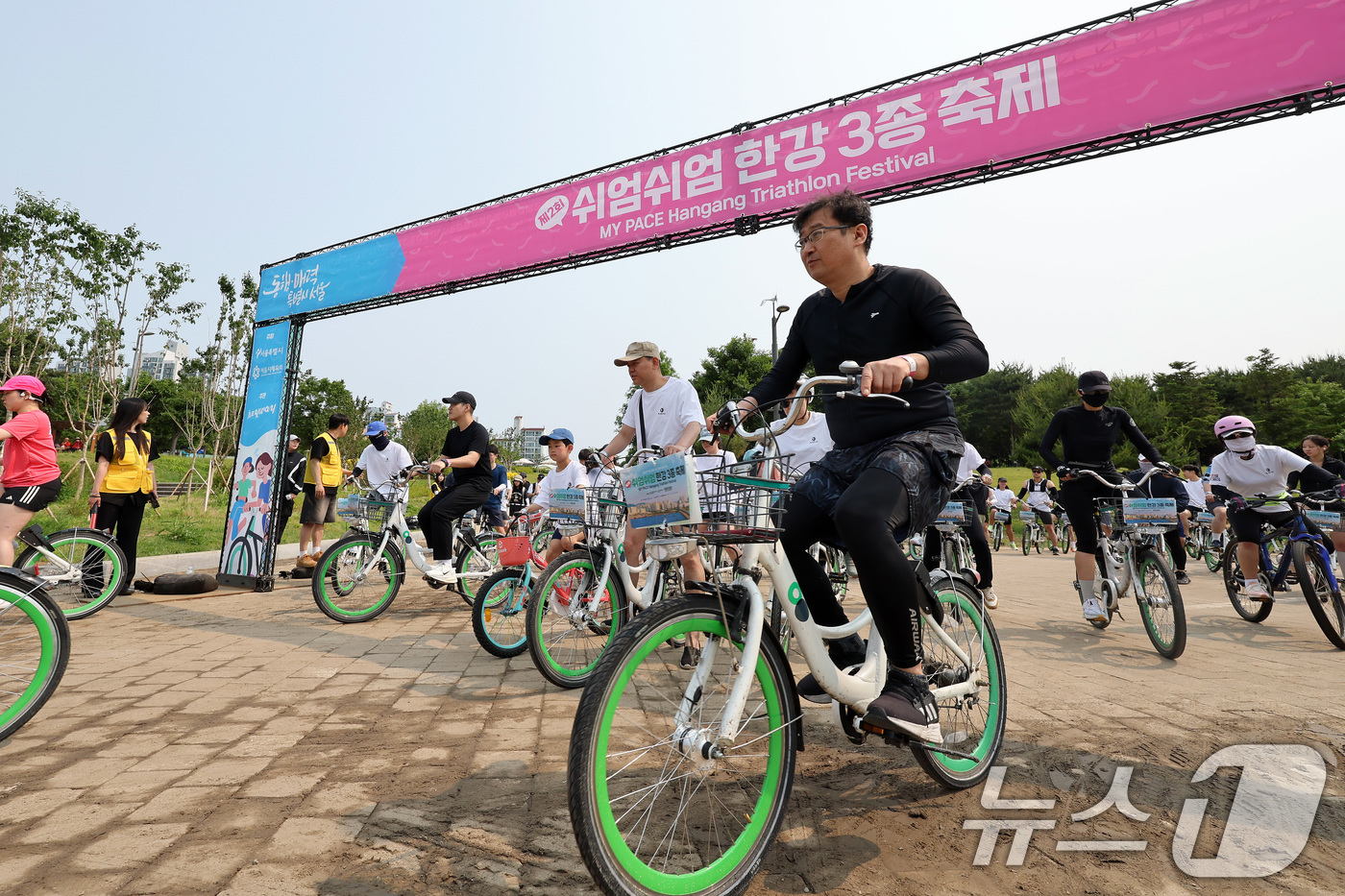 (서울=뉴스1) 이동해 기자 = 30일 오전 서울 광진구 뚝섬한강공원에서 열린 제2회 쉬엄쉬엄 한강 3종 축제에서 참석자들이 자전거를 타고 있다.올해 2회를 맞은 이 축제는 각자 …